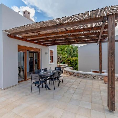 Karena Seaview Villa Gerani  Exterior photo