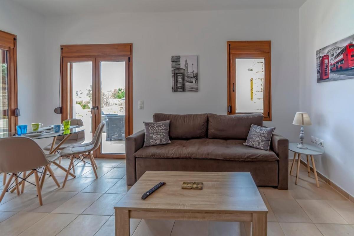 Karena Seaview Villa Gerani  Exterior photo