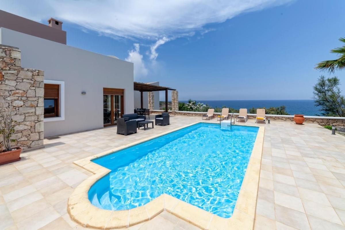 Karena Seaview Villa Gerani  Exterior photo