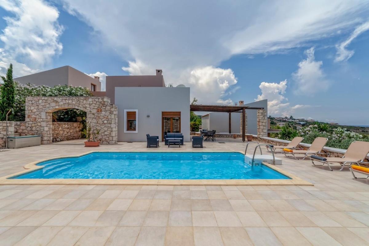 Karena Seaview Villa Gerani  Exterior photo