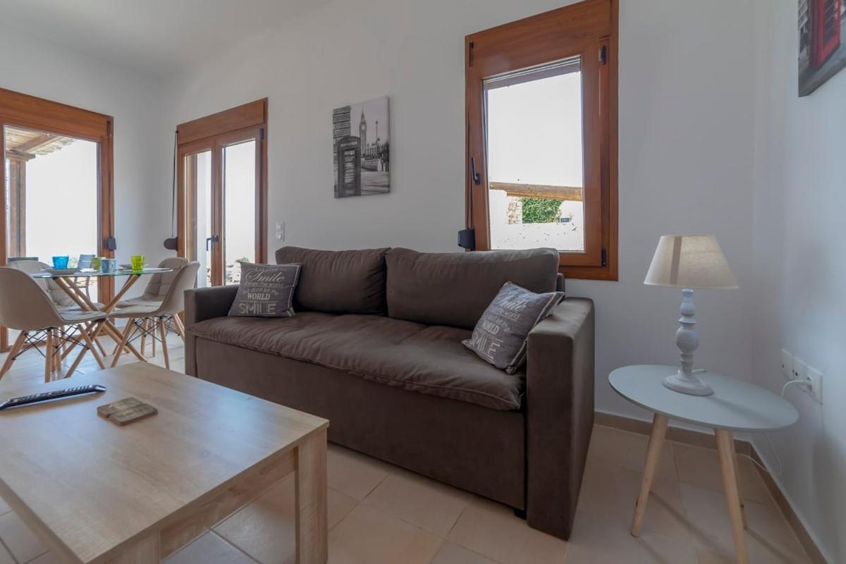 Karena Seaview Villa Gerani  Exterior photo