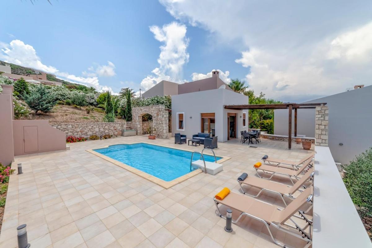 Karena Seaview Villa Gerani  Exterior photo