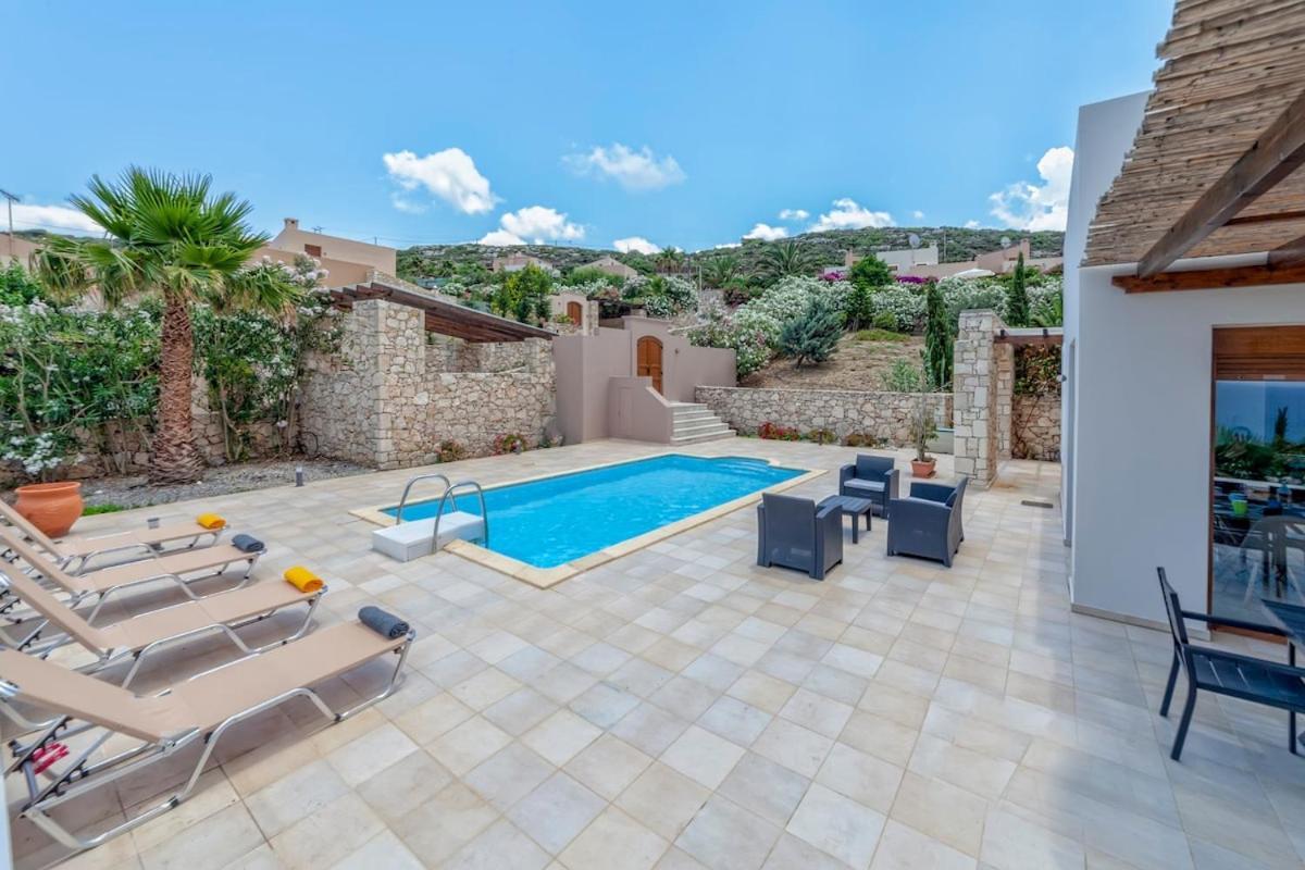 Karena Seaview Villa Gerani  Exterior photo