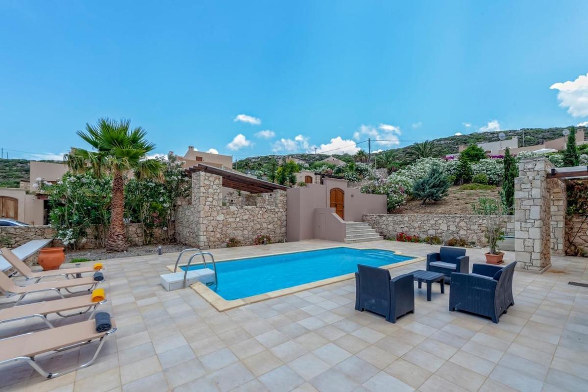 Karena Seaview Villa Gerani  Exterior photo