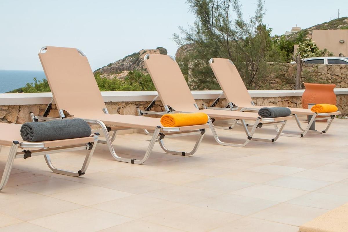Karena Seaview Villa Gerani  Exterior photo