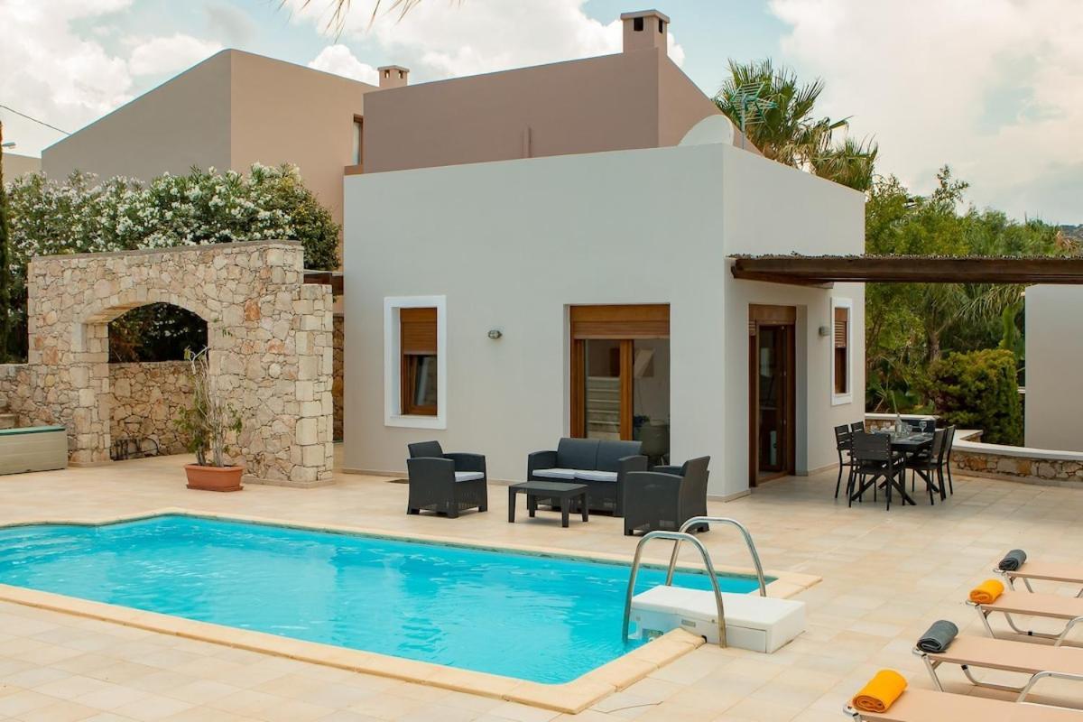 Karena Seaview Villa Gerani  Exterior photo