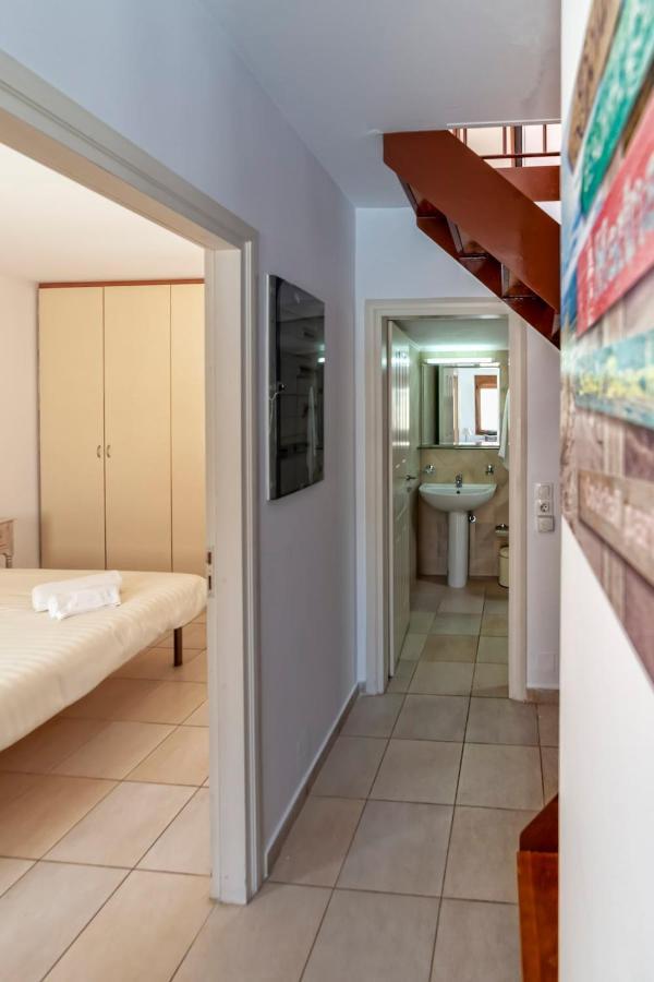 Karena Seaview Villa Gerani  Exterior photo