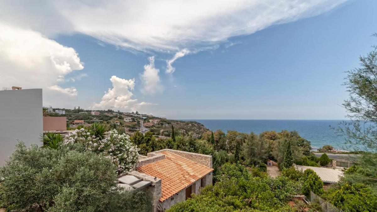 Karena Seaview Villa Gerani  Exterior photo