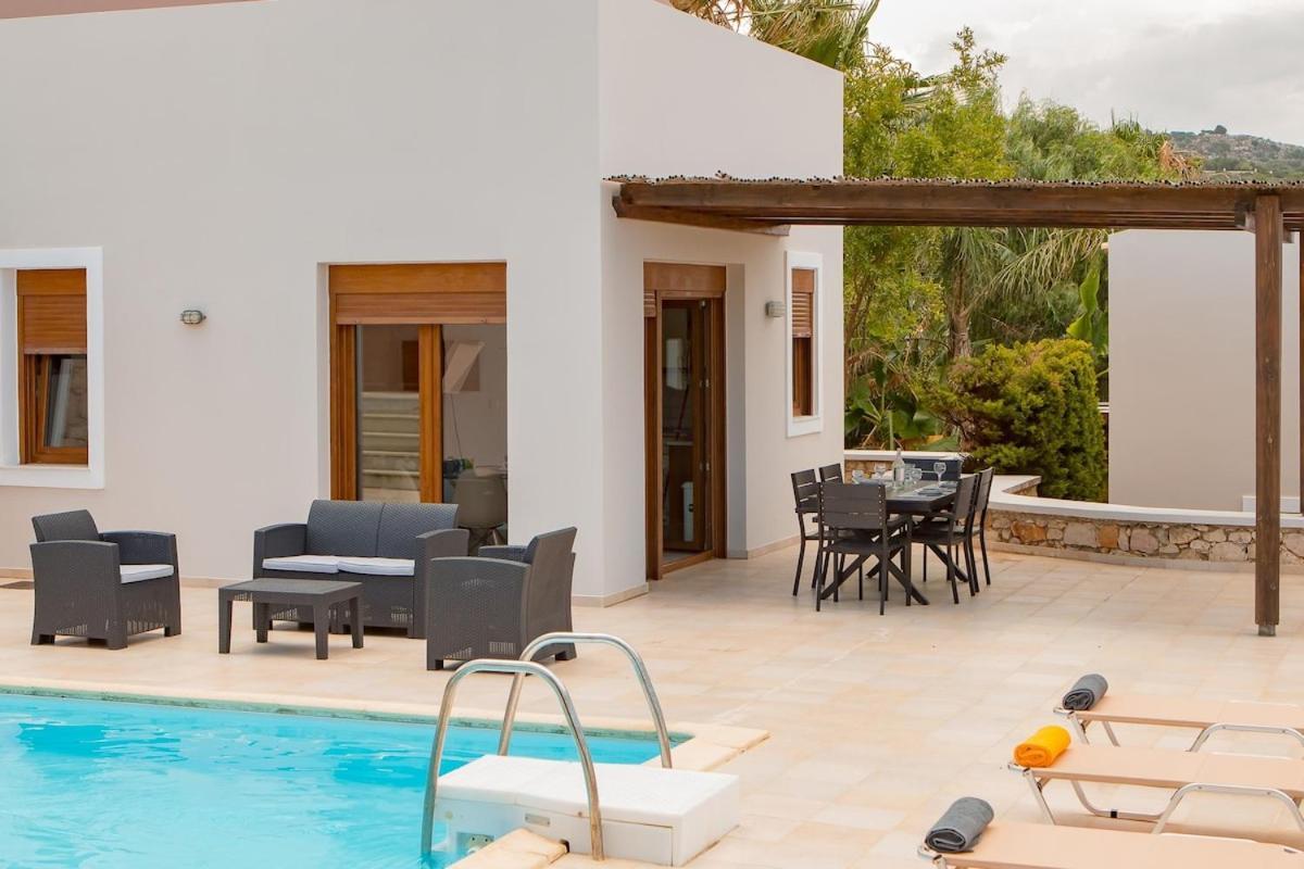 Karena Seaview Villa Gerani  Exterior photo
