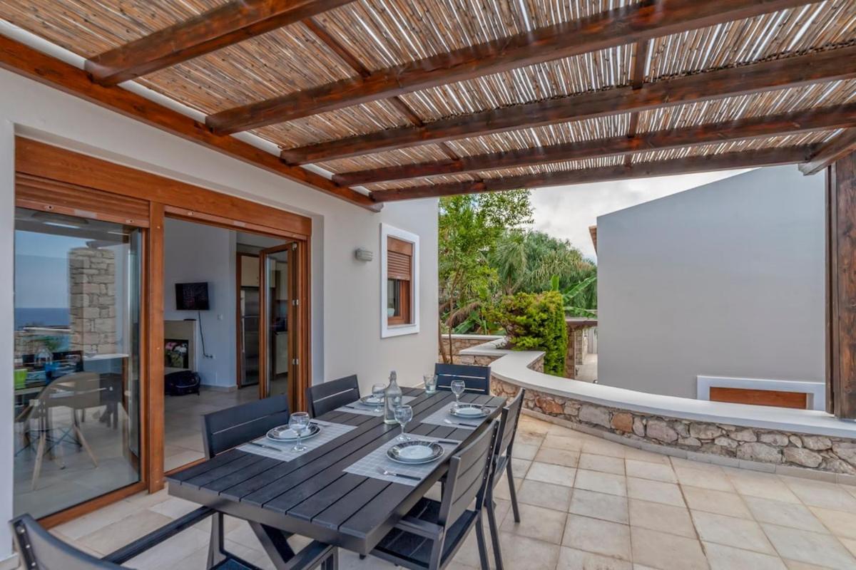 Karena Seaview Villa Gerani  Exterior photo