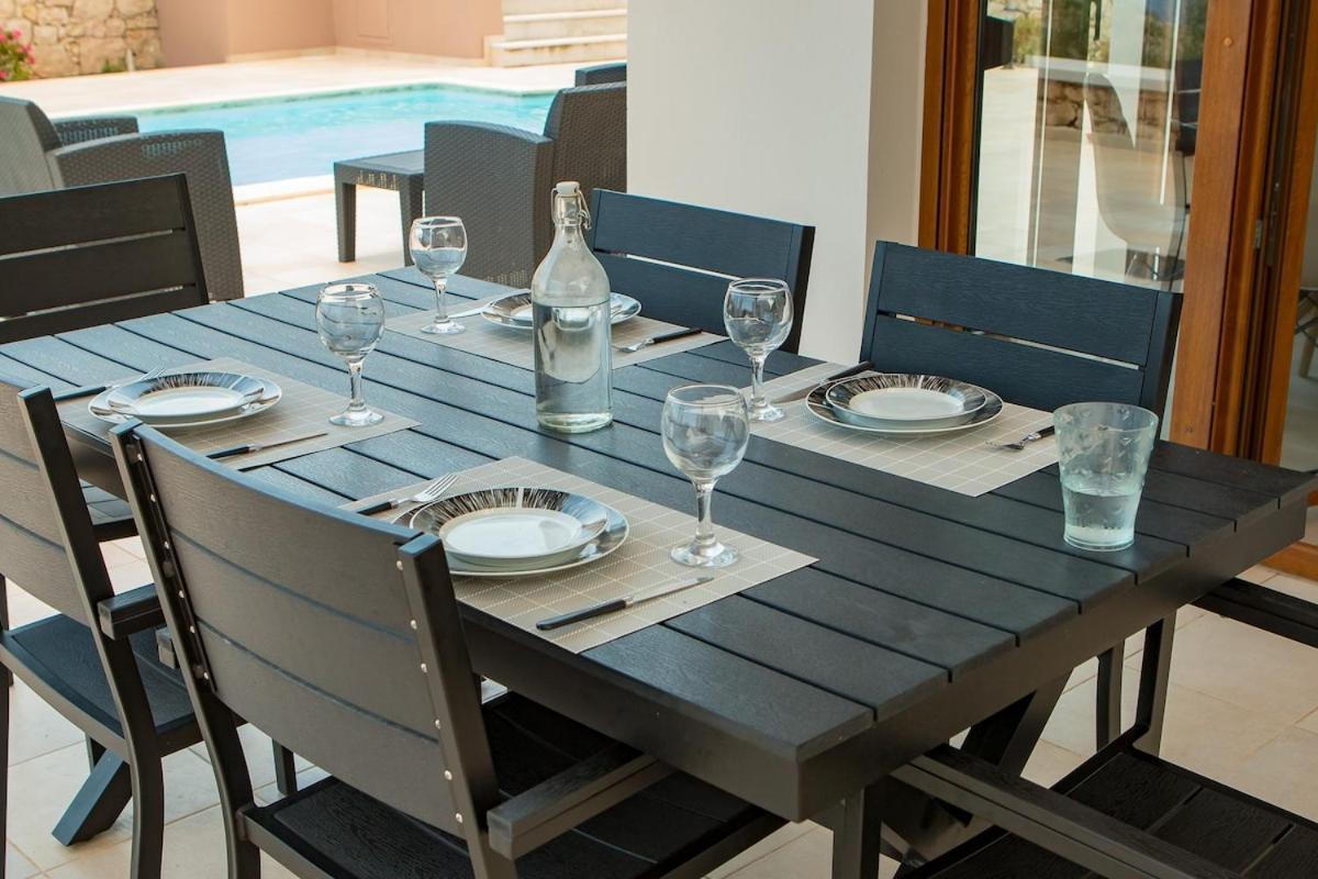 Karena Seaview Villa Gerani  Exterior photo