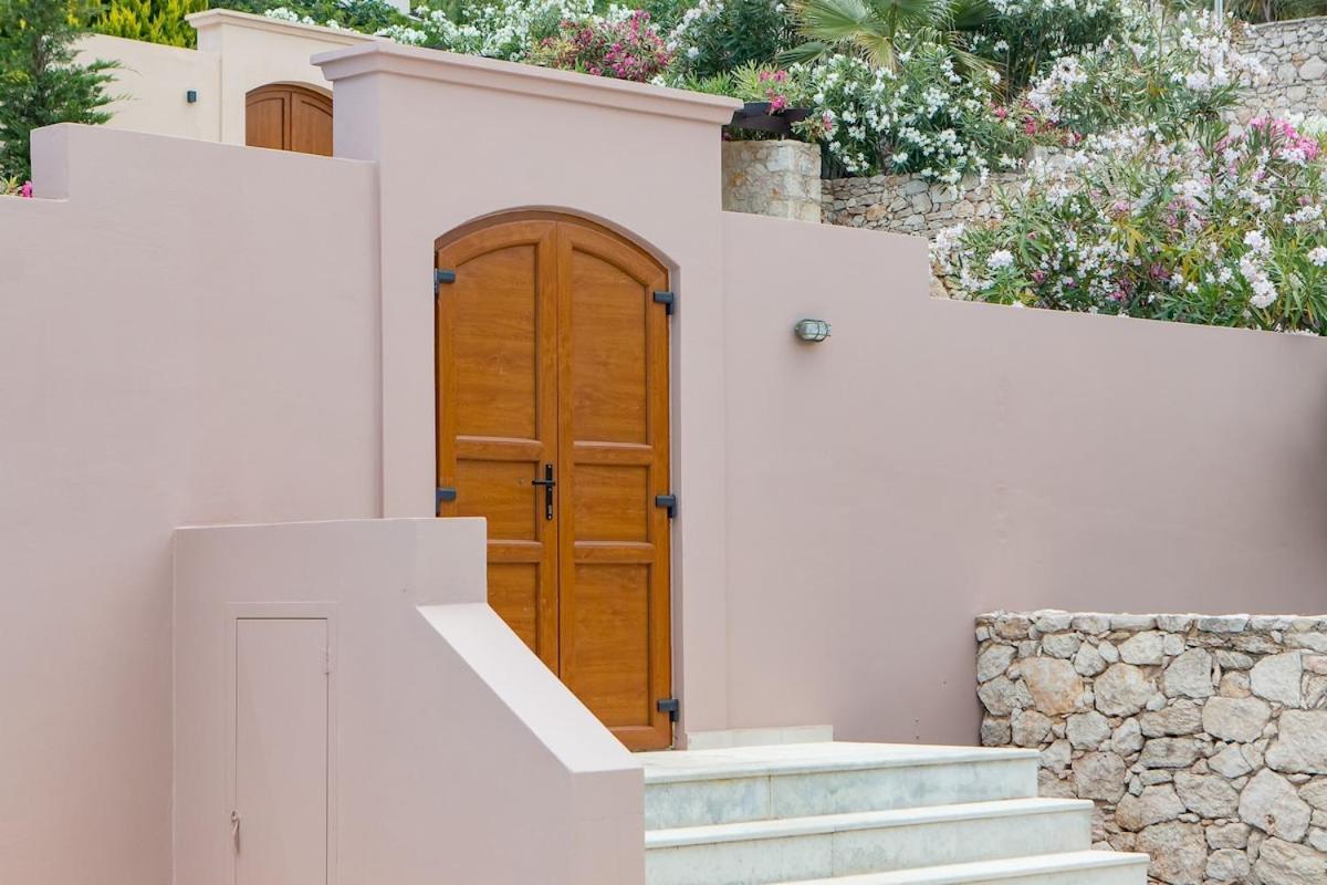 Karena Seaview Villa Gerani  Exterior photo